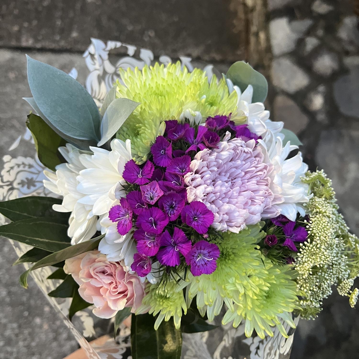 After three successful dates, these are the first flowers Dave ever gave Allison on their
fourth date. They met for drinks (tea and lemonade!) before going to dinner.