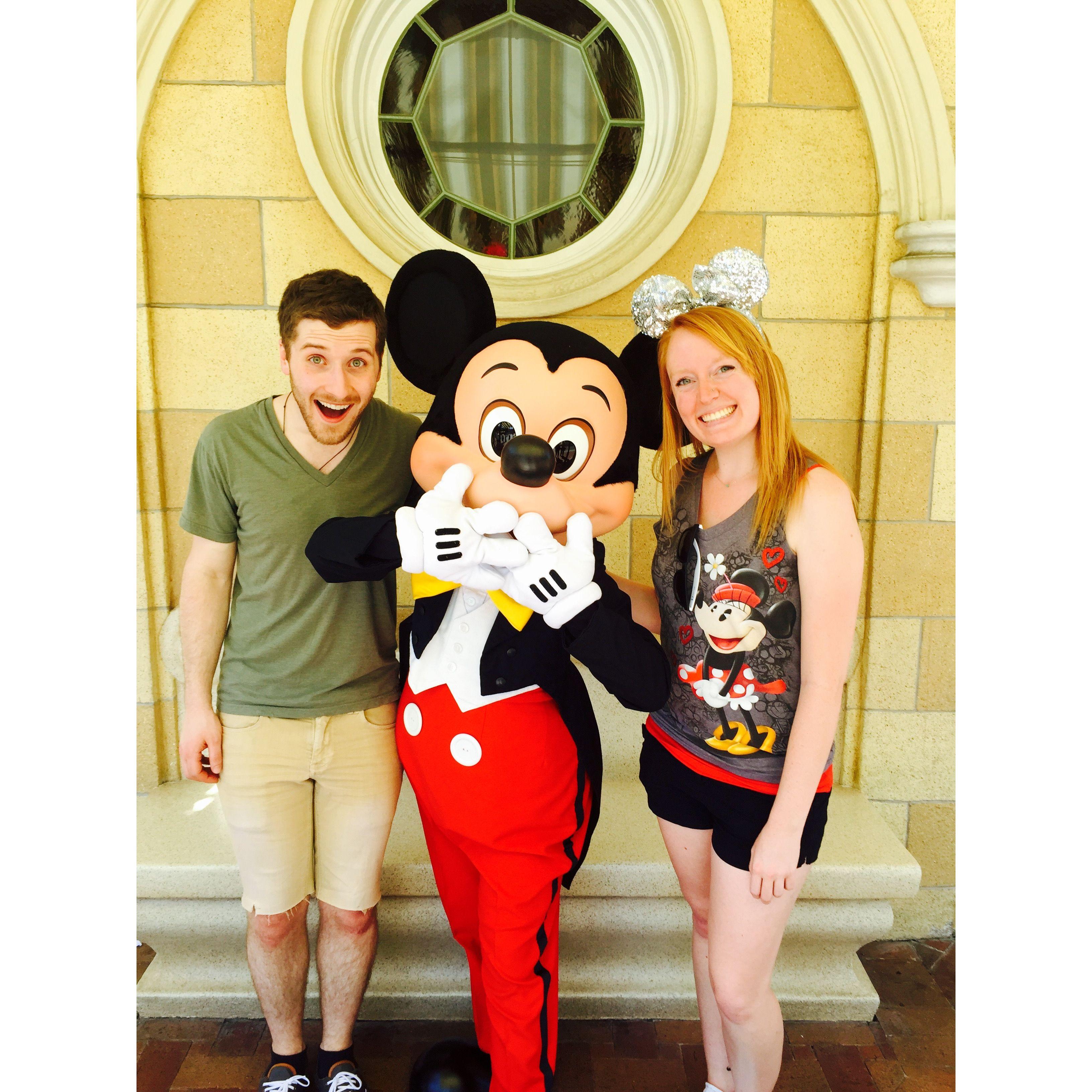 Long distance dating reunion in Disneyland (2015)