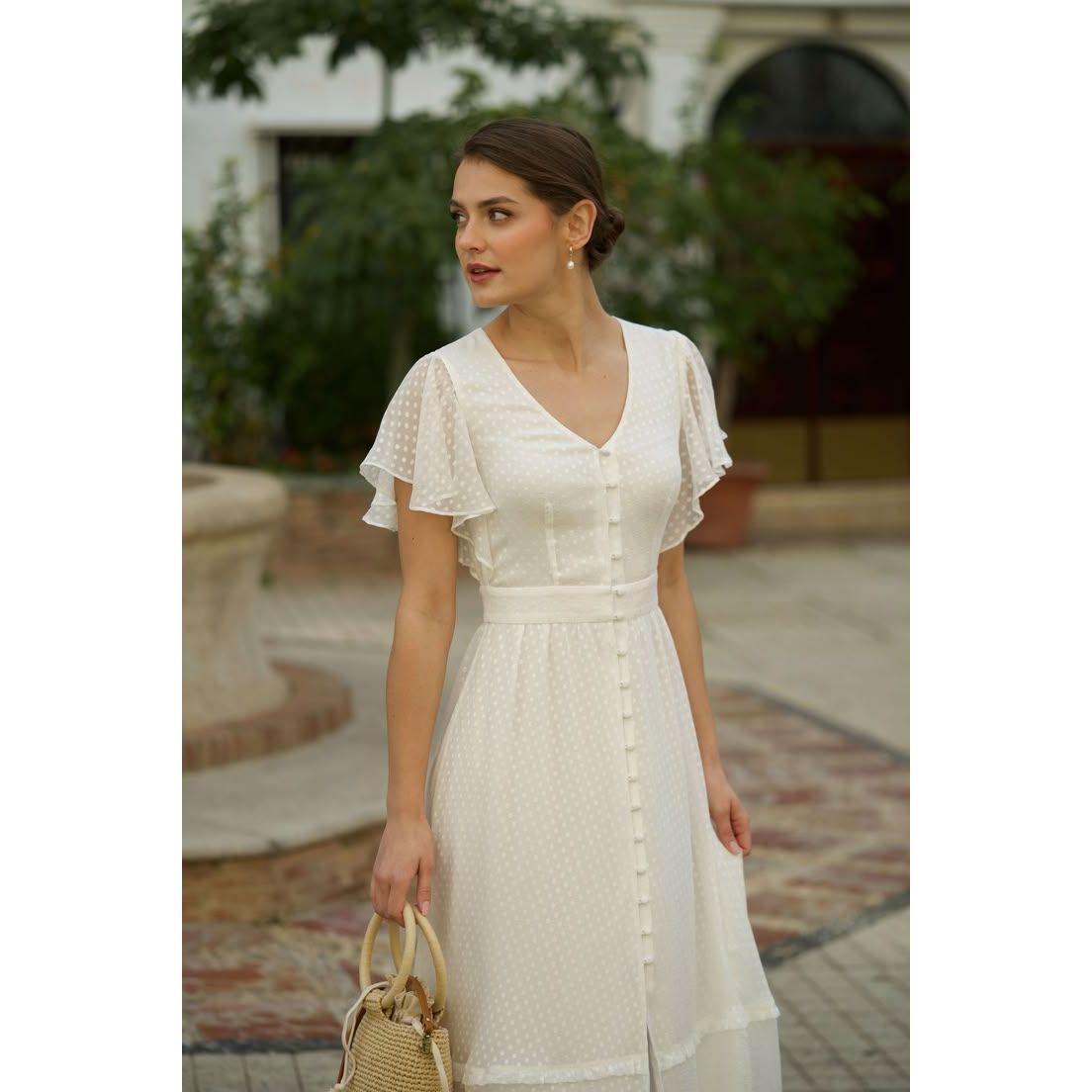 Female Guest: Semi Formal - Black or White Pieces