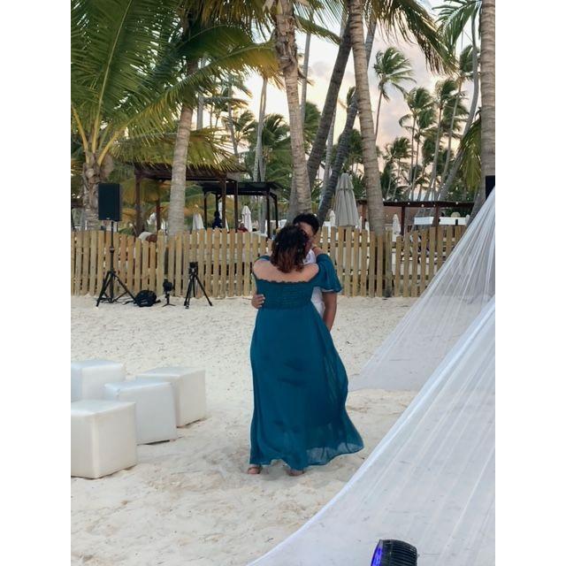 Mientras esperabamos a mis papas en su recepcion nos pusimos a bailar - while we waited for our parents at their reception we started dancing (photo cred: Beth Benavides)