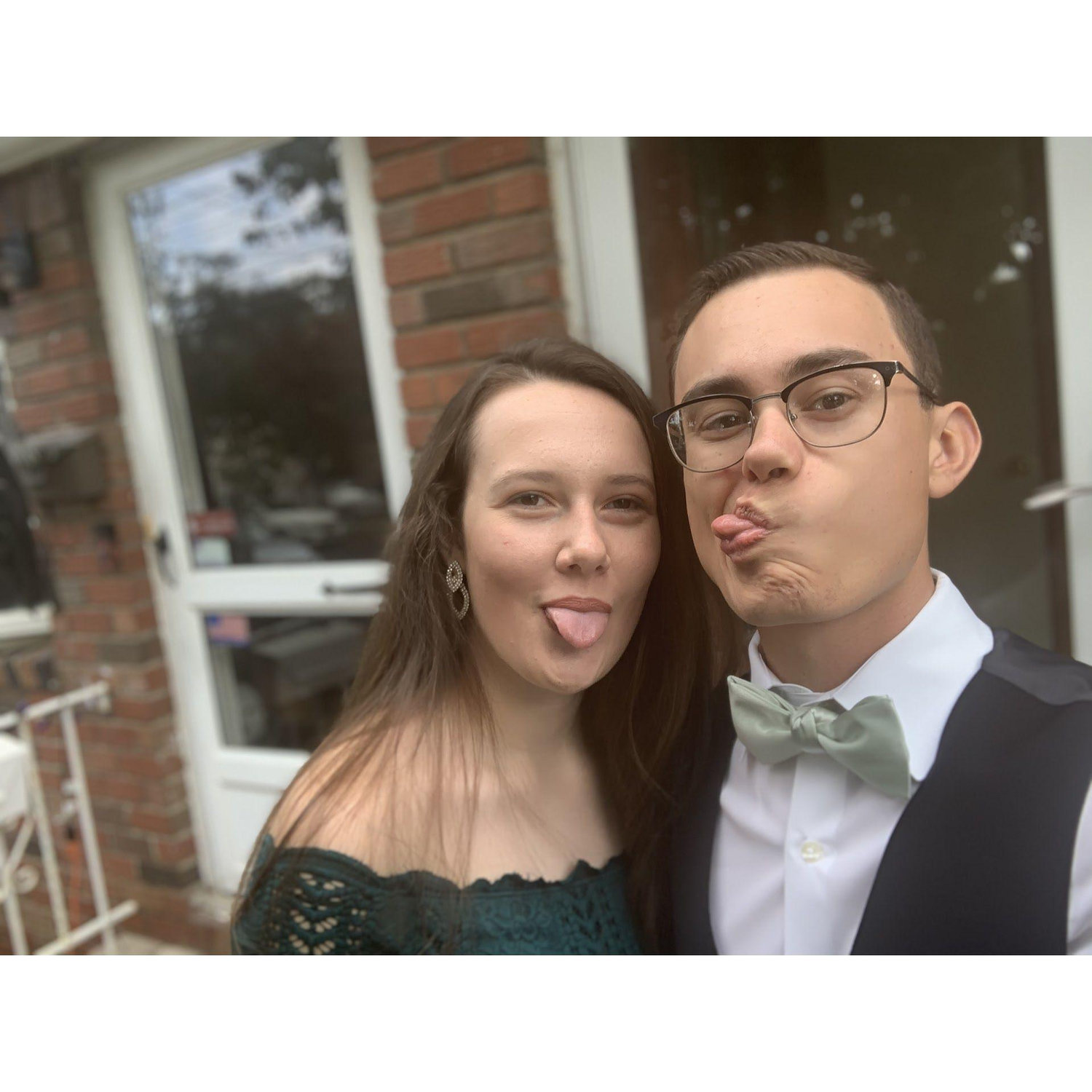 Silly faces before the wedding