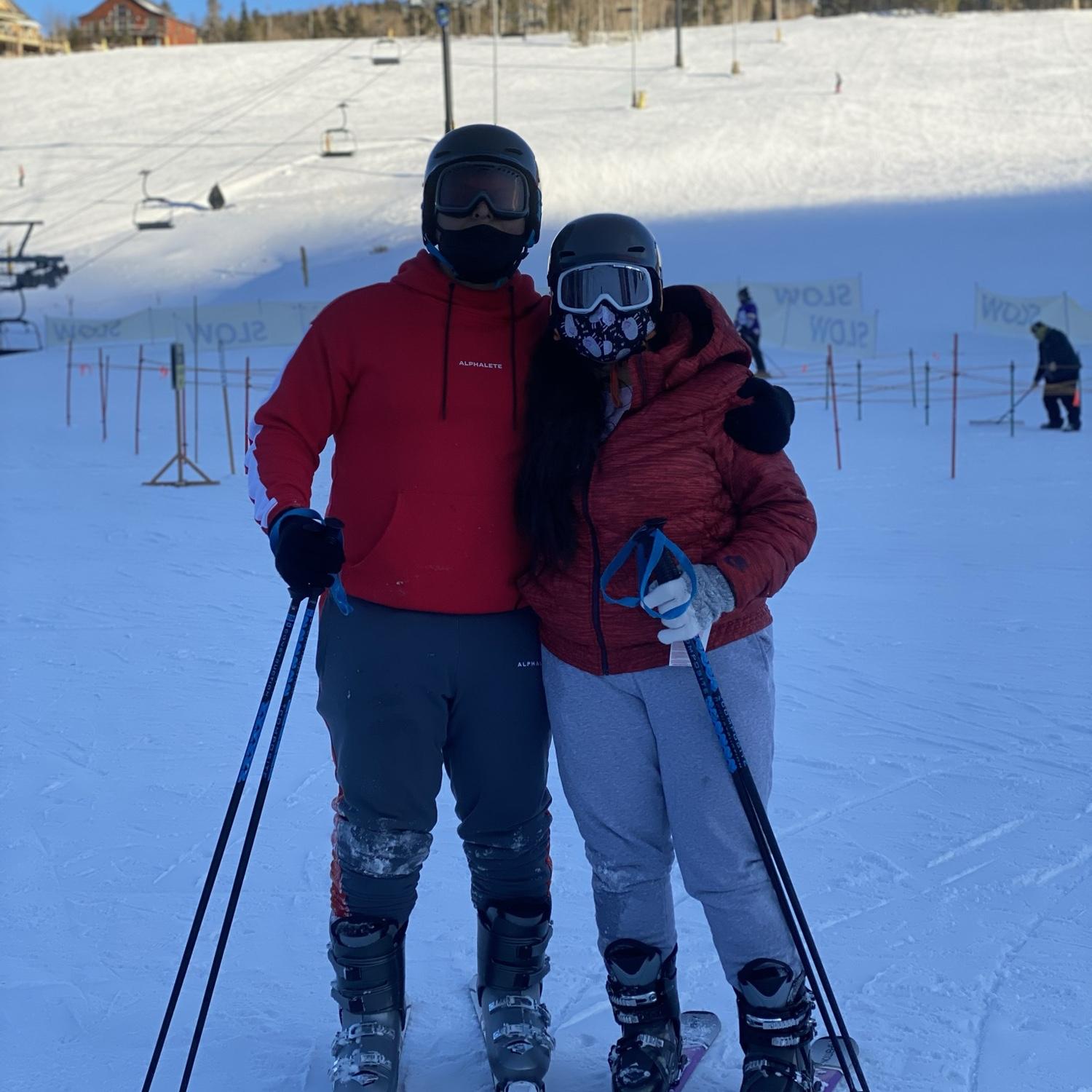 Our first time skiing. Nuestra primera vez esquiando.
