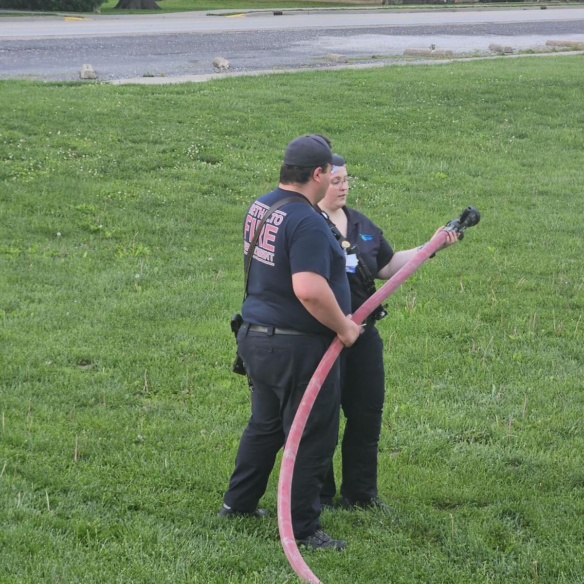 Billy insisted that he taught me how to use a firehose (even though I have no intention of ever going FD) & one of his coworkers snapped this pic 🚒