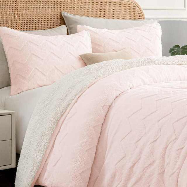 BEDELITE Fluffy Queen Comforter Set - Super Soft Sherpa Pink Comforter for Queen Size Bed, Luxury Warm Bedding Set for Winter, Fuzzy Bed Set 3 Pieces (1 Comforter, 2 Pillowcases)