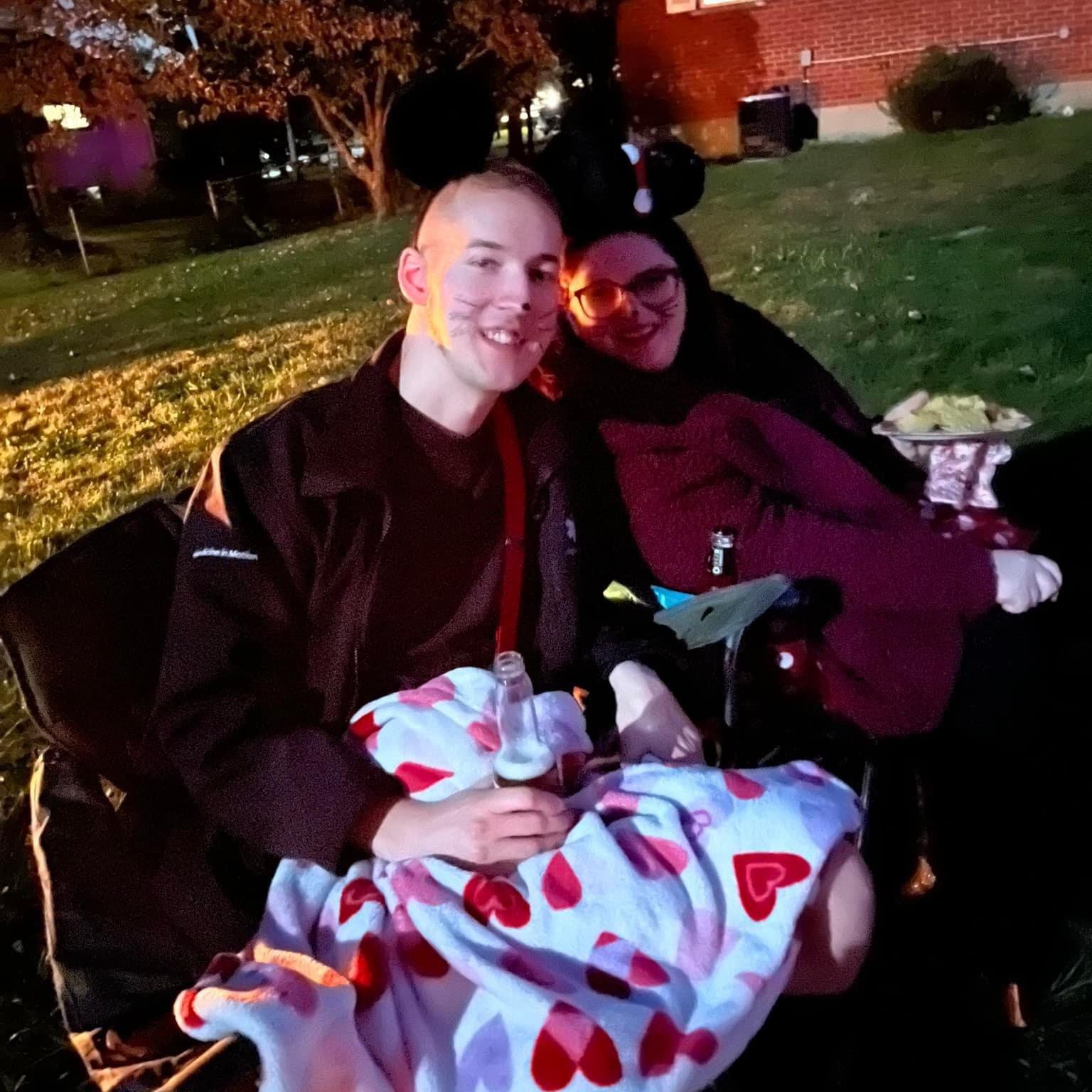 Minnie and Mickey cuddling at the Halloween party while watching Texas Chainsaw Massacre.
10-08-2022