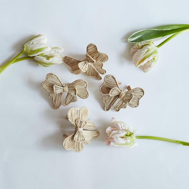 DRESS UP YOUR TABLE WITH THESE PRETTY WICKER BOW NAPKIN RINGS, SOLD AS A SET OF 4.