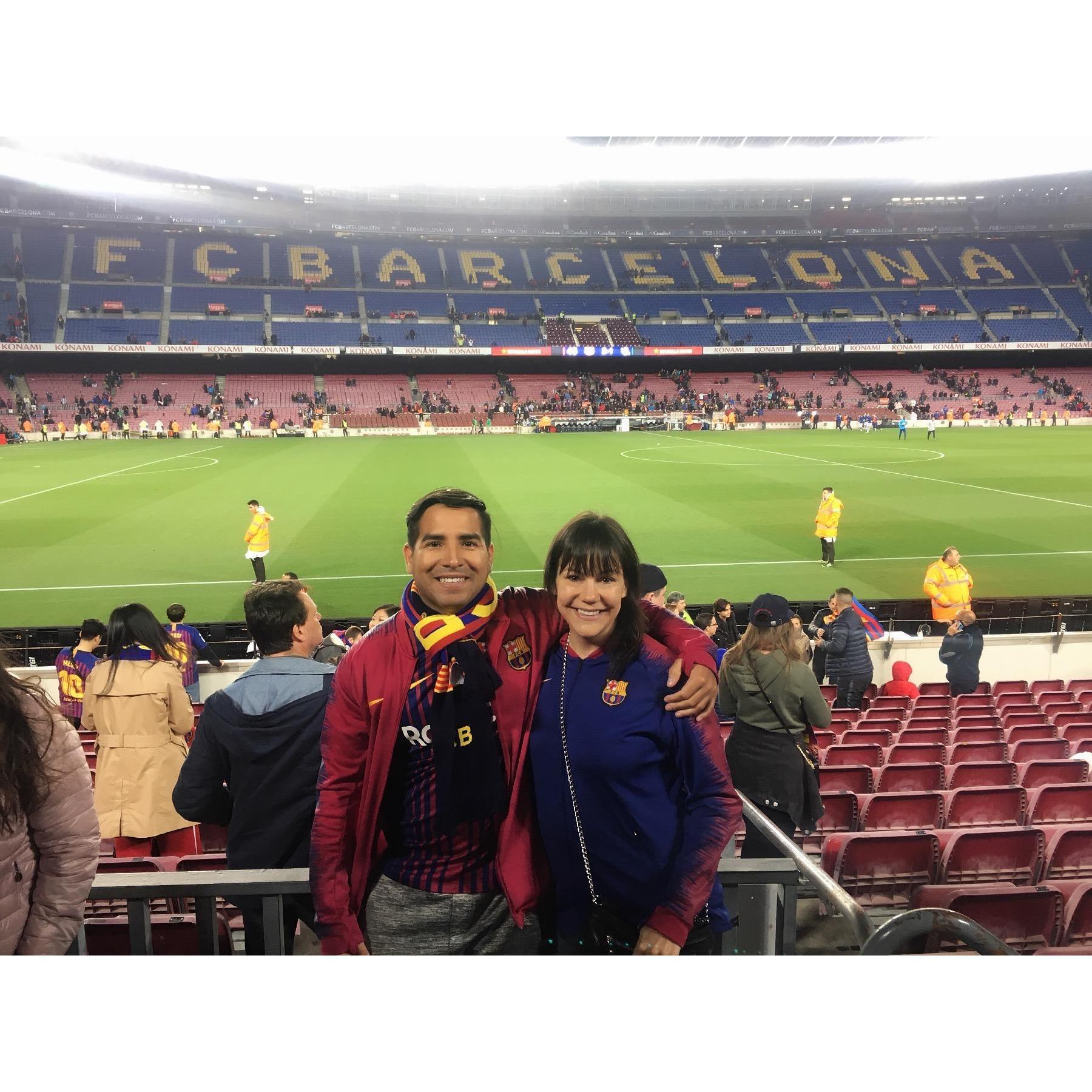 Mirando fútbol juntos en Barcelona.