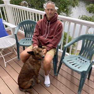 Mike winning a bet that Red could turn Katie's family into dog people