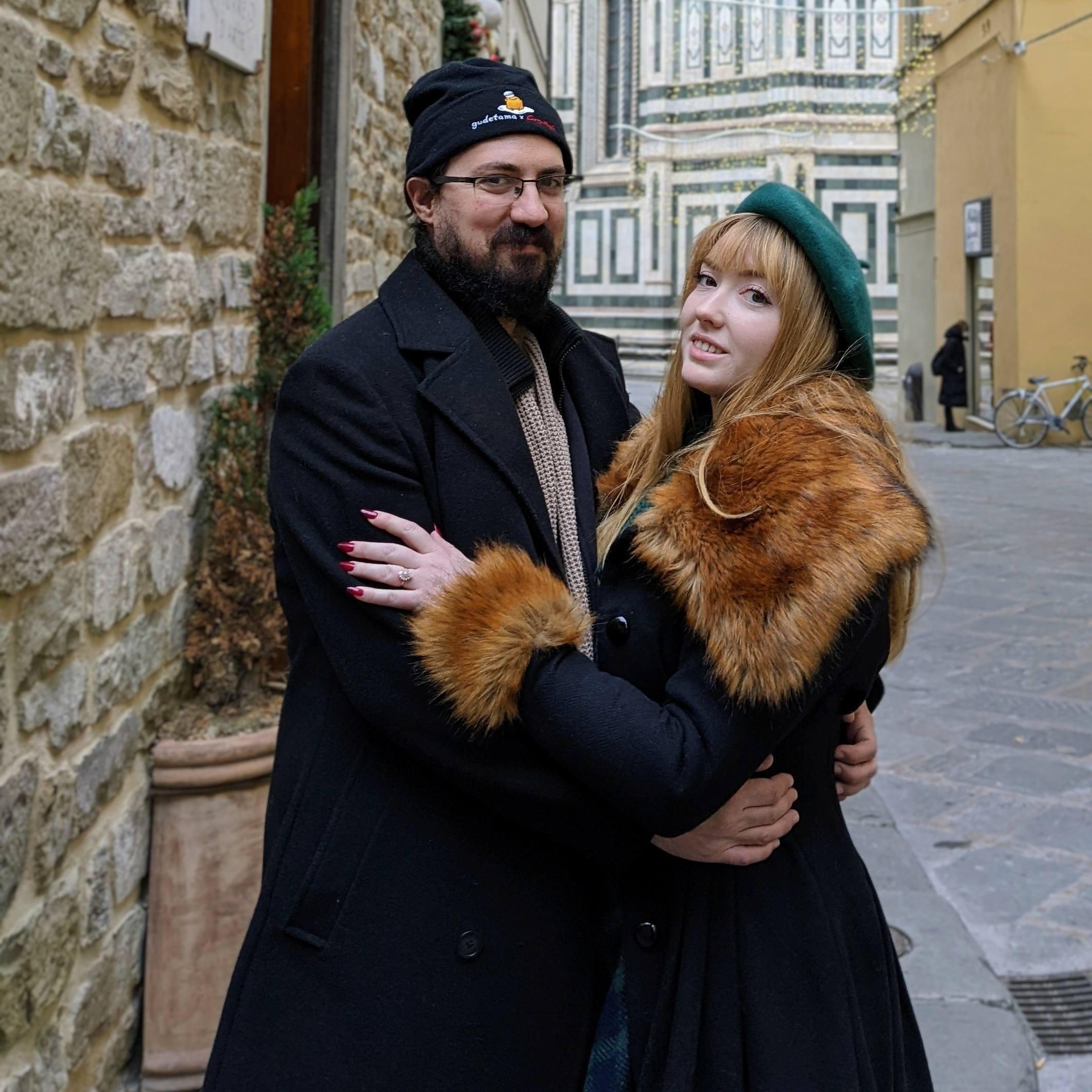 Walking around Florence after Federico proposed.

A spasso per Firenze dopo la proposta di Federico.