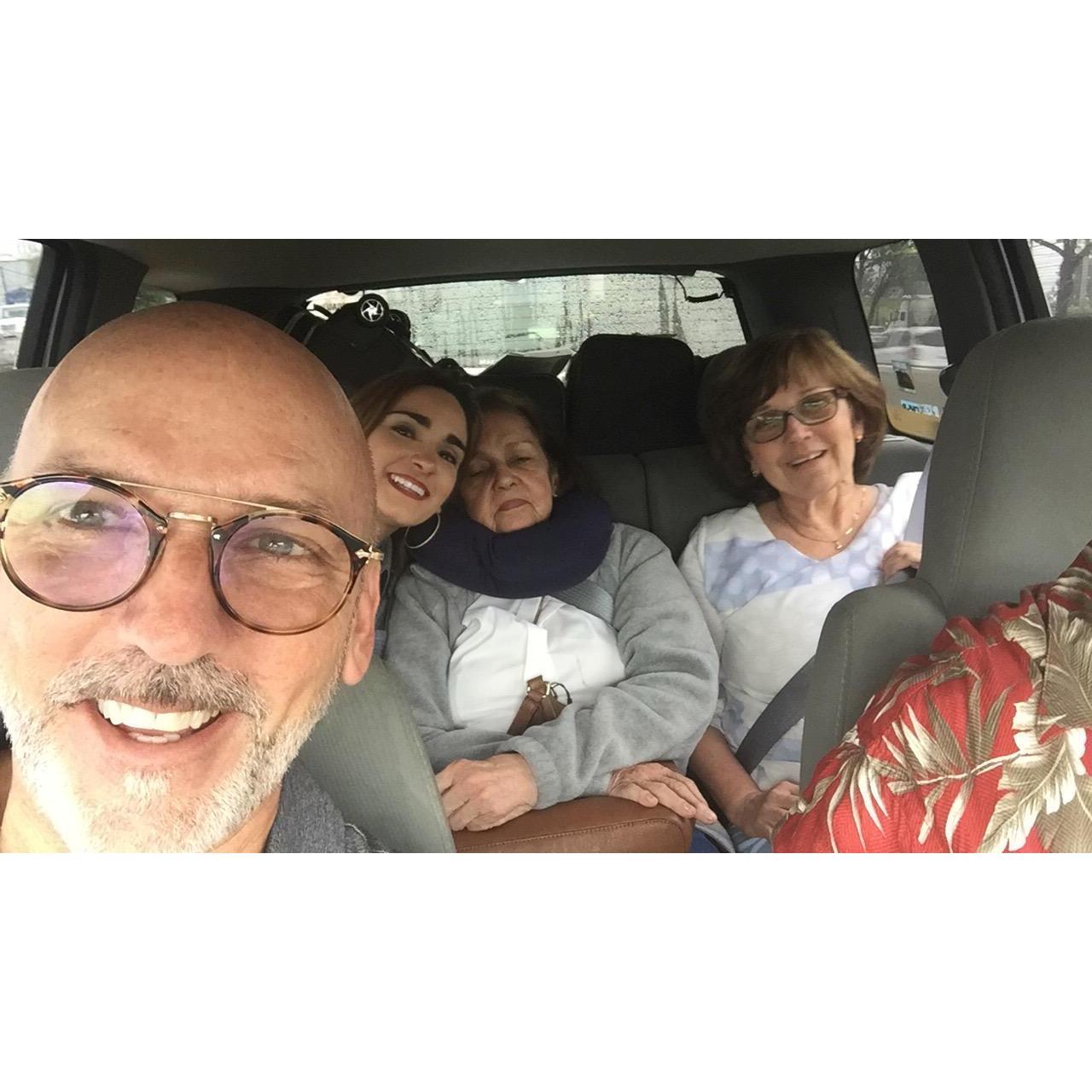 De viaje y agotados de vuelta de Guanajuato a CDMX, con la mamá de Alfredo, Cristina y Silvia su hermana.