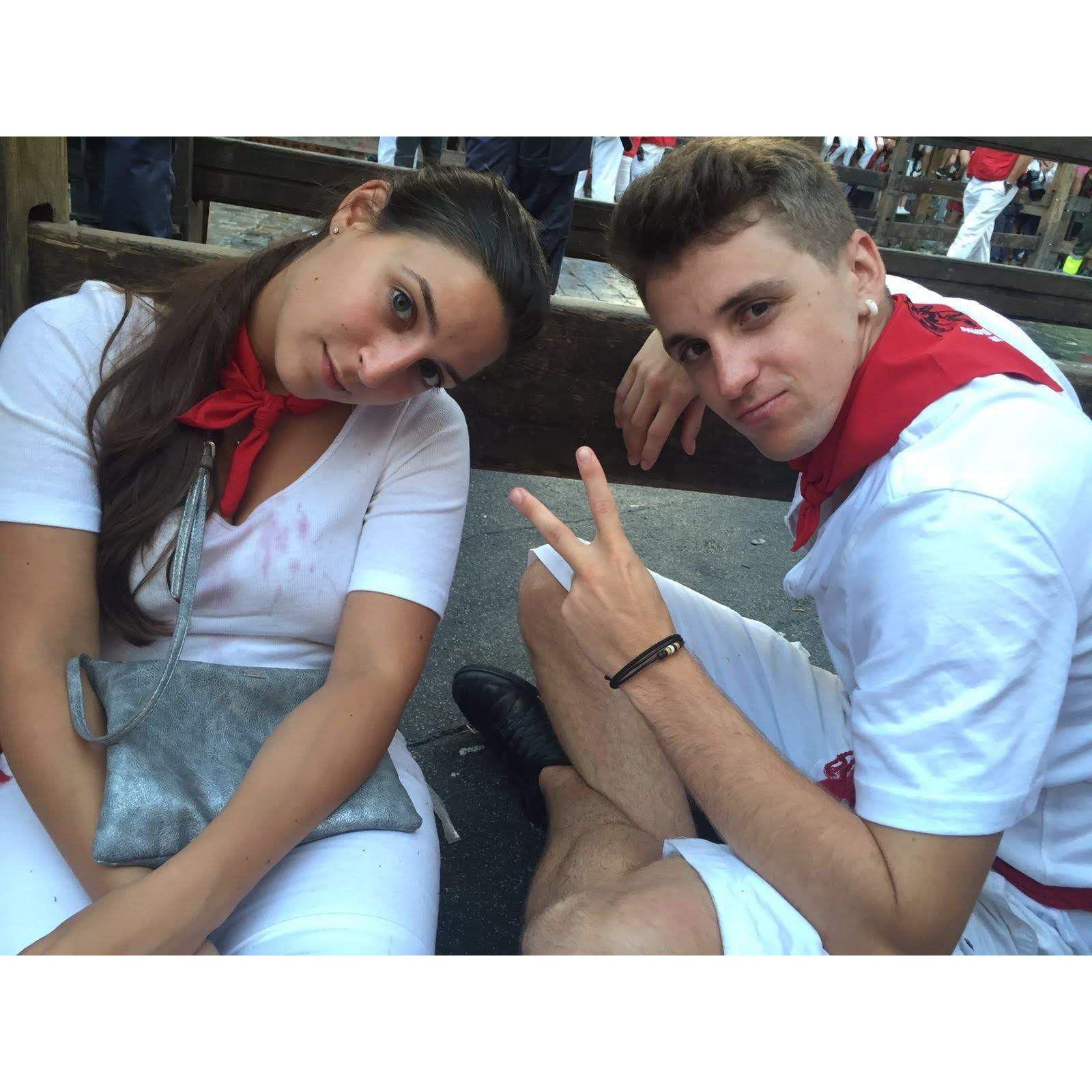The first time I met Ignasi’s friends ! San Fermin festival and running of the bulls in Pamplona, 2016 / Cuando conocí a los amigos de Ignasi por primera vez. San Fermin 2016 ¡Fui bautizada con fuego!