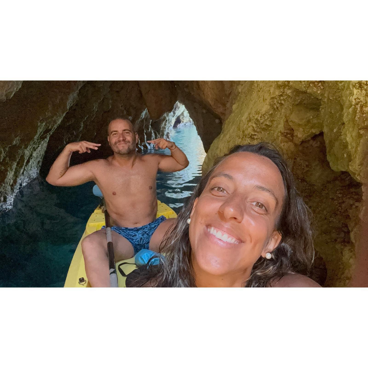 Na Porto Timoni Beach, alugámos um kaiak e fomos explorar algumas grutas ao redor da praia