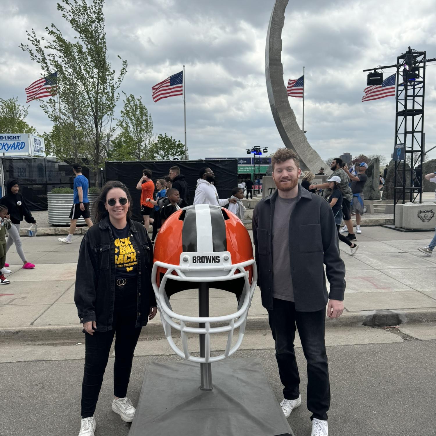 The NFL draft happened in Detroit. So we went ! Doug insisted on taking a picture with this helmet. Audélia then and there discovered the Bears and Browns were different teams.