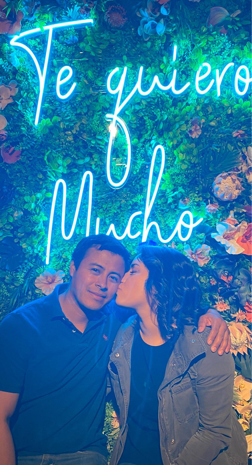 Can you tell I love him so much like the sign says?
¿Pueden ver que lo quiero mucho como dice el rótulo?