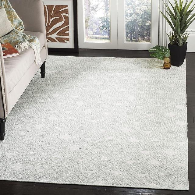 SAFAVIEH Montauk Collection Accent Rug - 3' x 5', Light Green & Ivory, Handmade Cotton, Ideal for High Traffic Areas in Entryway, Living Room, Bedroom (MTK614G)