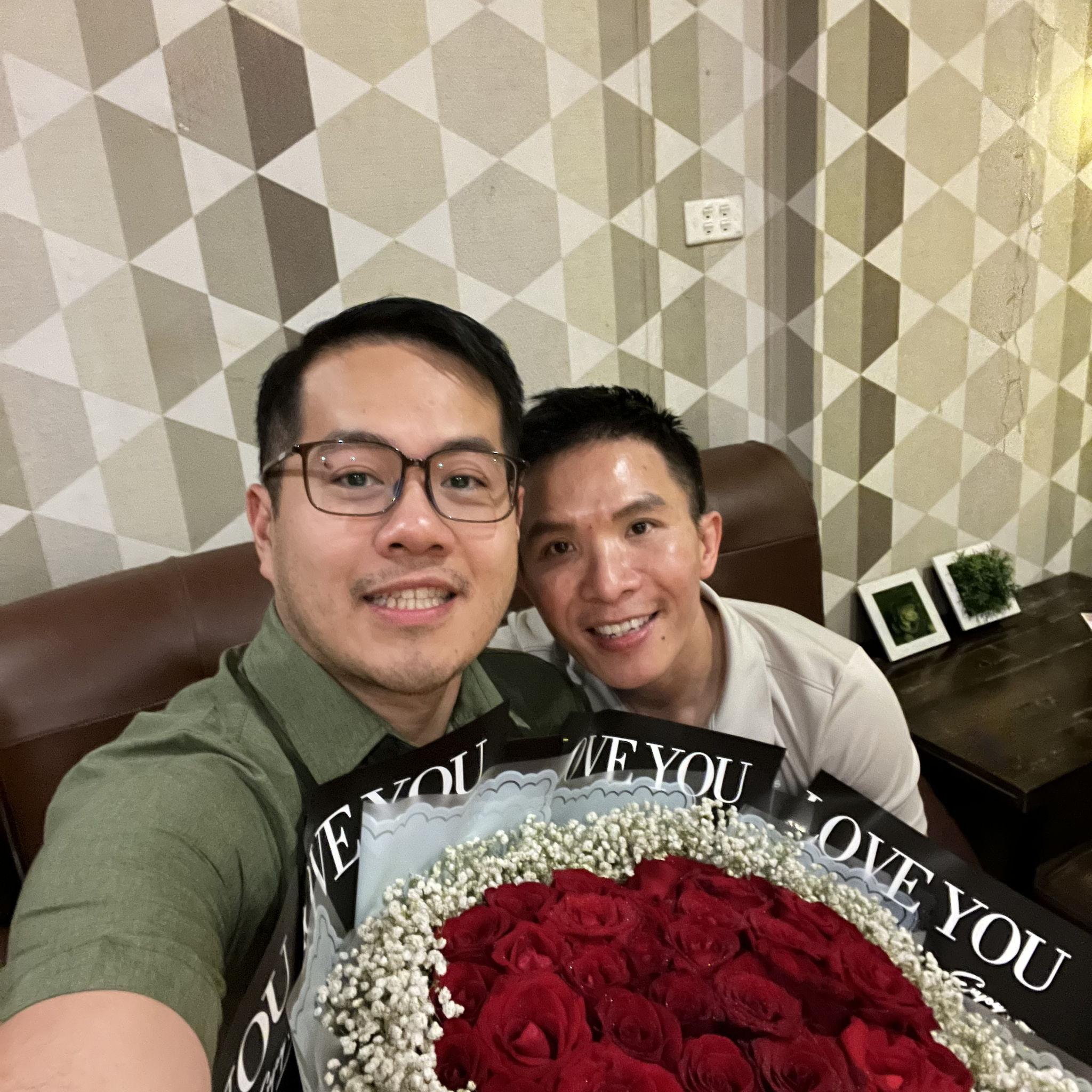 (21) Amidst the laughter and the emotions, Tho realized that Can hadn’t just listened to his "ideal proposal" story —he had planned all along to make it real at that moment.