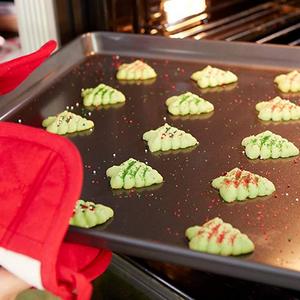Wilton 2105-0109 Perfect Results Premium Non-Stick Bakeware Mega Cookie Pan