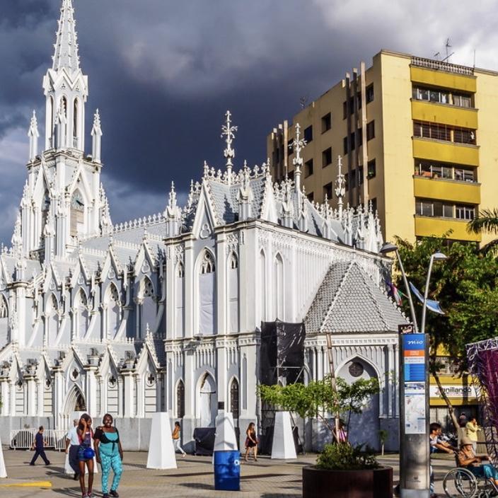 LA ERMITA & BOULEVARD DEL RÍO
The heart of Cali’s downtown charm
Boulevard del Río, lined with restaurants and lively nightlife, and discover La Ermita, the city’s most photographed neo-Gothic church.