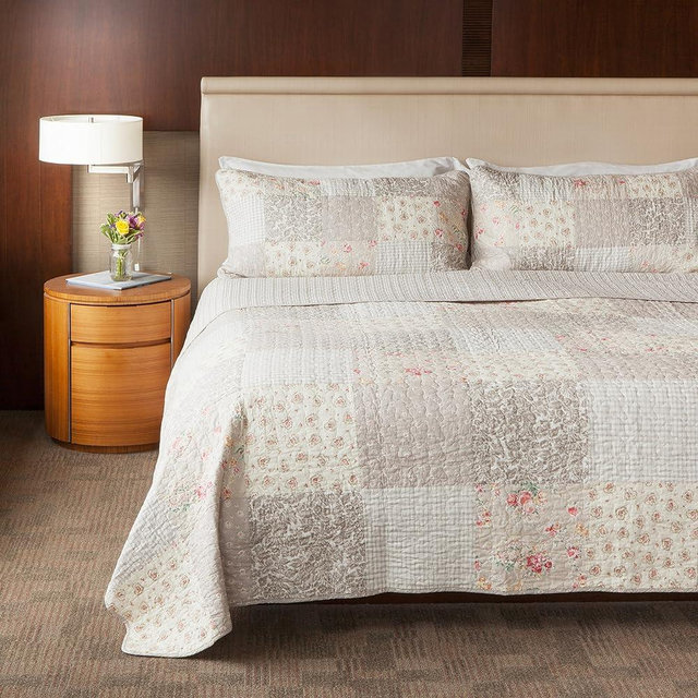 SLPR Walk in The Cotswolds 3-Piece Cotton Patchwork King Quilt Bedding Set - King Size Quilt and 2 Shams: Farmhouse Bedding Comforter, Grey and Cream Lodge Bedspread, Silver Country Quilt Size