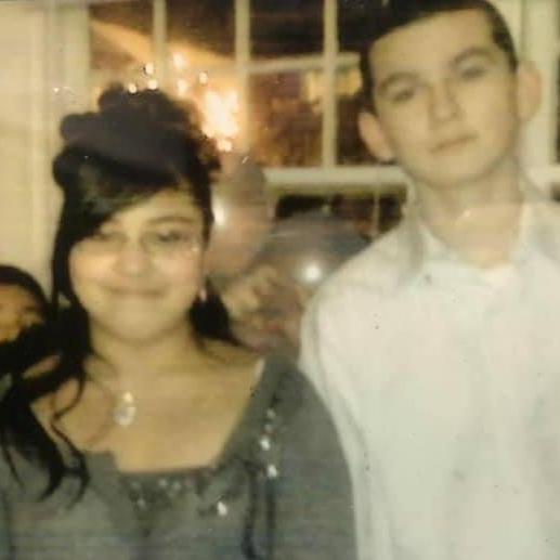 Mariana's 13th birthday. Notice anything other than Joey's ears?
____________________________________
Fiesta de cumpleaños de Mariana.Teníamos 13 año. Puden notar algo detrás de las orejas de Joey?