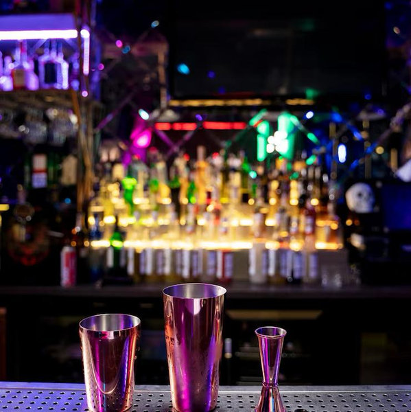 Alcohol Bar Patrons/Pardinos