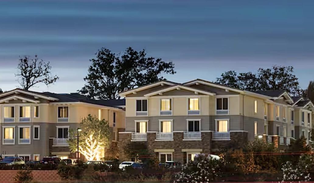 The Wedding Website of Lucinda Trang and Cameron Miller