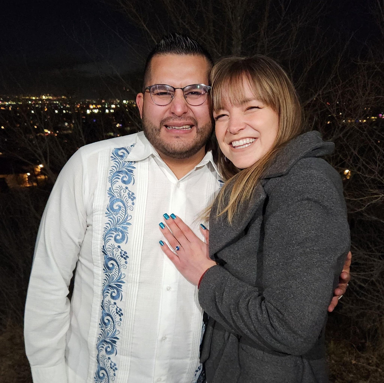 Carlos proposed at the water tower by where Raquel grew up, surrounded by loved ones. | Carlos le propuso matrimonio en la torre de agua donde creció Raquel, rodeado de sus seres queridos..