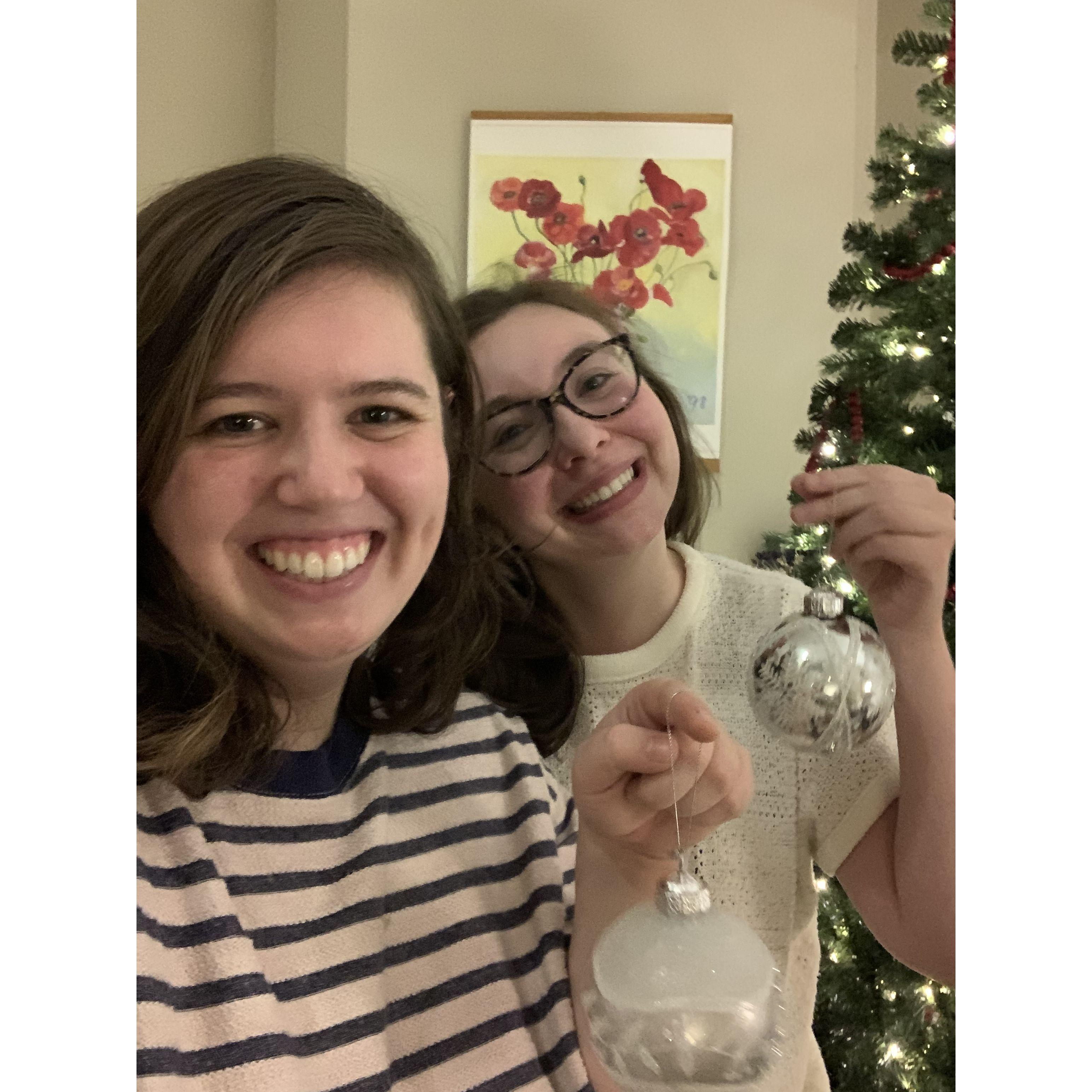 Decorating our first Christmas tree! Soon before Julianna broke her ankle and Julie was left to enjoy it alone. 🙃 (December 2021)