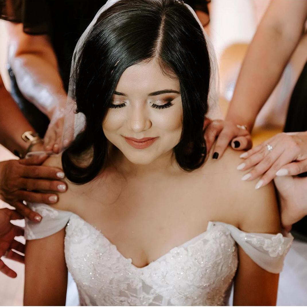 Praying for the Bride prior to the Ceremony.
---
Orando por la Novia antes de la ceremonia.