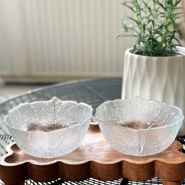 Set of four Vintage France Arcoroc Aspen Leaf Textured Tempered clear with scalloped edge 5” glass desert / salad bowls