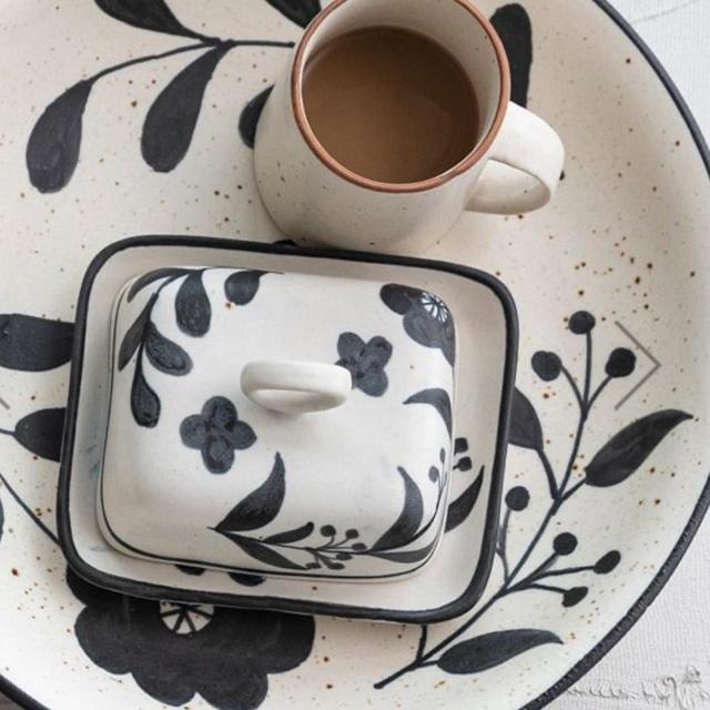 BLACK AND WHITE FLORALS BUTTER DISH WITH LID