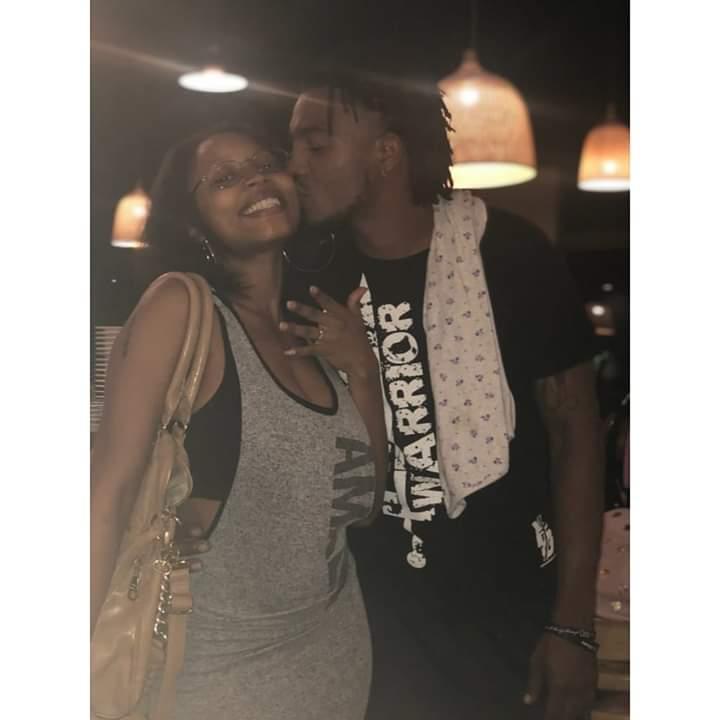 That hand was up in every pic after he proposed 🖐🏾