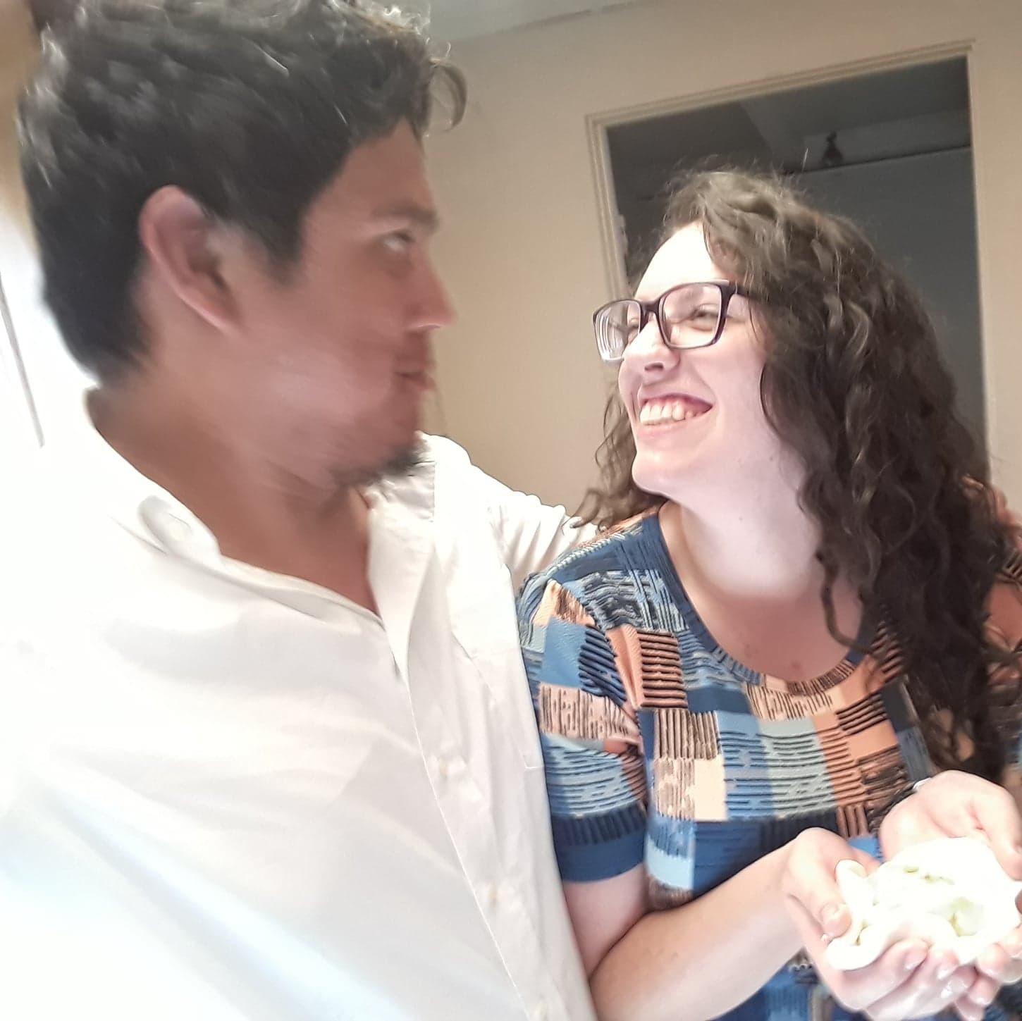 Another one of us making pupusas; despite the blurriness, this picture sums up our relationship.
Otra de las pupusas; a pesar de lo borroso que salió la foto, representa muy bien como somos en pareja