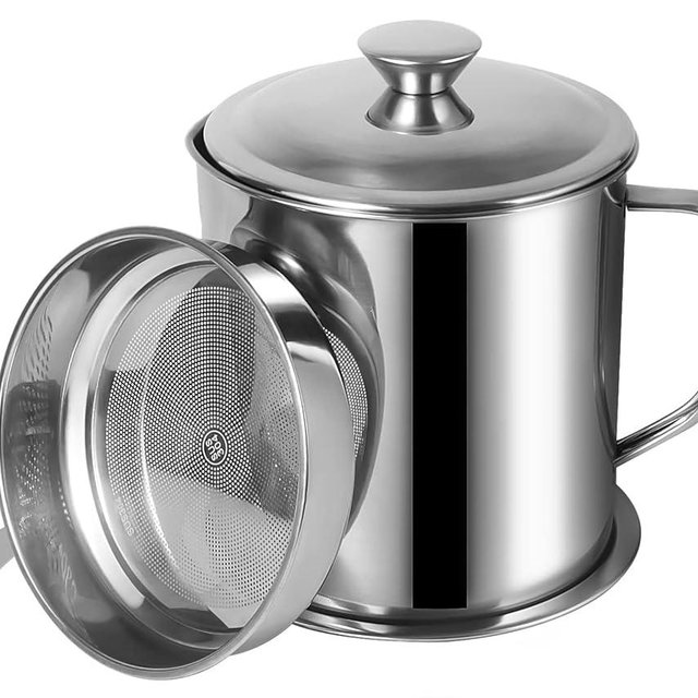 Tellshun Bacon Grease Container with Strainer 1.8 L / 60 oz Kitchen Catcher Food-grade Stainless Steel Cooking Oil Keeper with Lid and Easy-Grip Handle Suitable for Storing Frying Oil