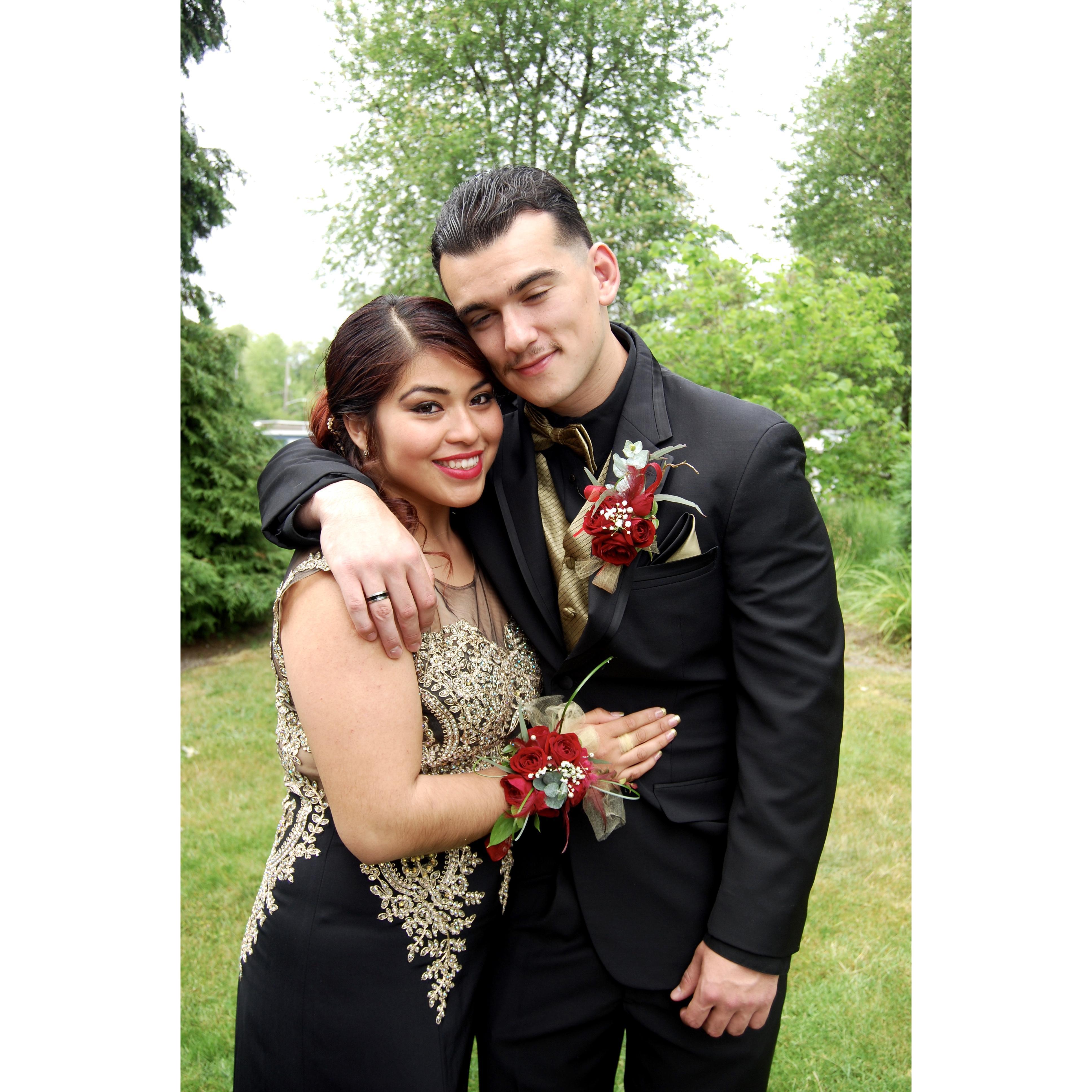 Chief Sealth High School Senior Prom.
____________________________________
Prom de Chief Sealth High school, La escuela de Mariana.