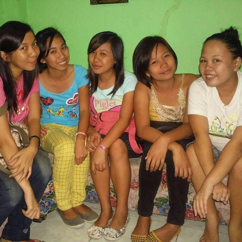 Darlynne's high school bestfriends. Lorraine, Donabelle, Mea and Precious.  (From left)