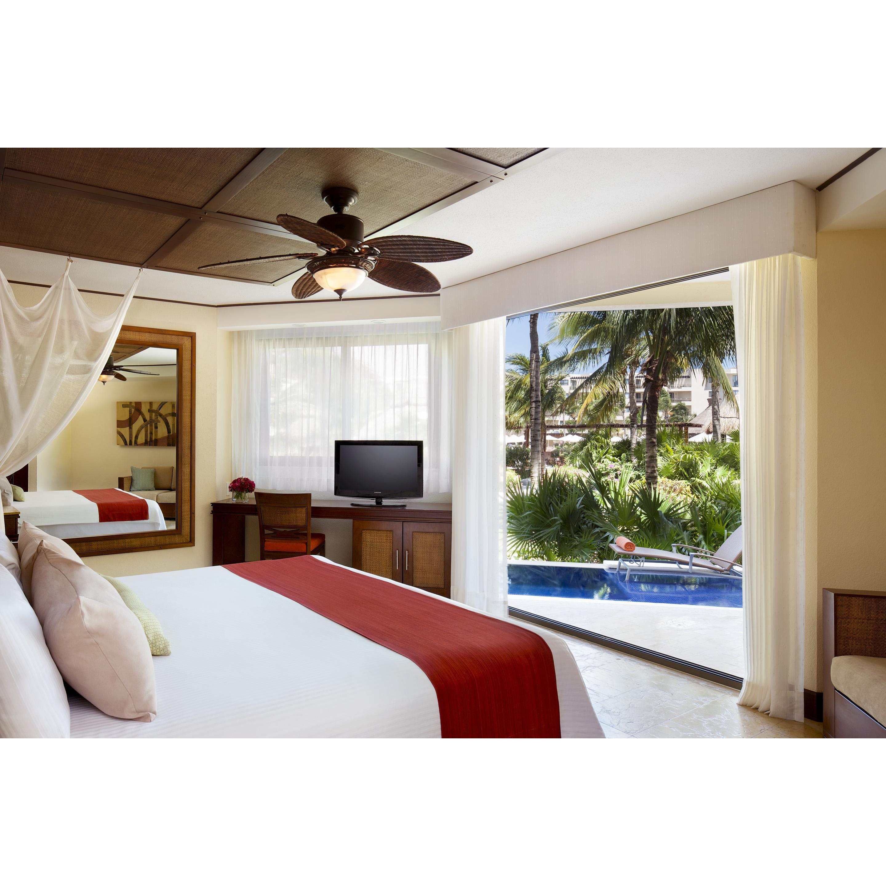 Premium Deluxe with Plunge Pool
One king-size bed or two double beds
Indoor hydrotub
Spacious, private terrace with plunge pool
Garden or pool views
710 ft2 / 66 m2