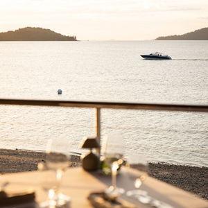 Dinner at Pebble Beach (Hamilton Island, Australia)