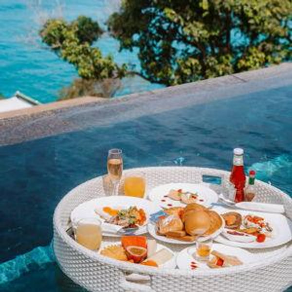 🥂 Floating Breakfast Treats
