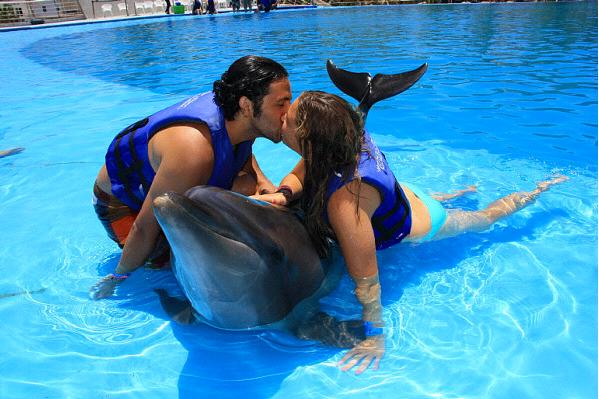 Idean introduces Jen to a dolphin - Meet Frida!