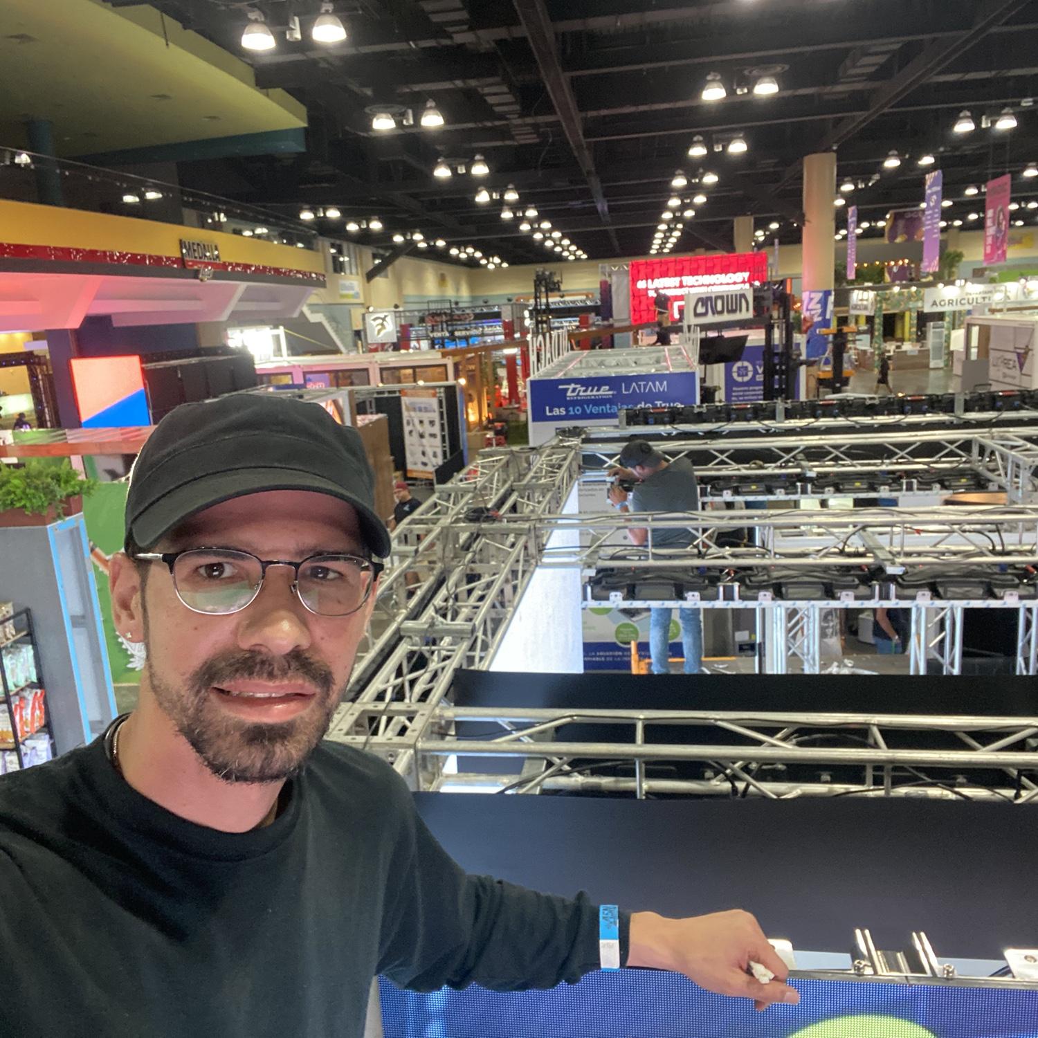 Danny trabajando en Centro de Convenciones MIDA