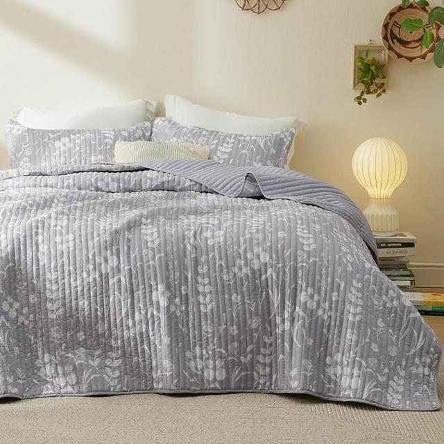 Bedsure Floral Quilt Set King - Reversible Frost Grey Botanical Quilt Bedding Set, 3 Pieces Lightweight Bedspread, Soft Microfiber Coverlet Set with 2 Pillow Shams for All Seasons (106"x96")