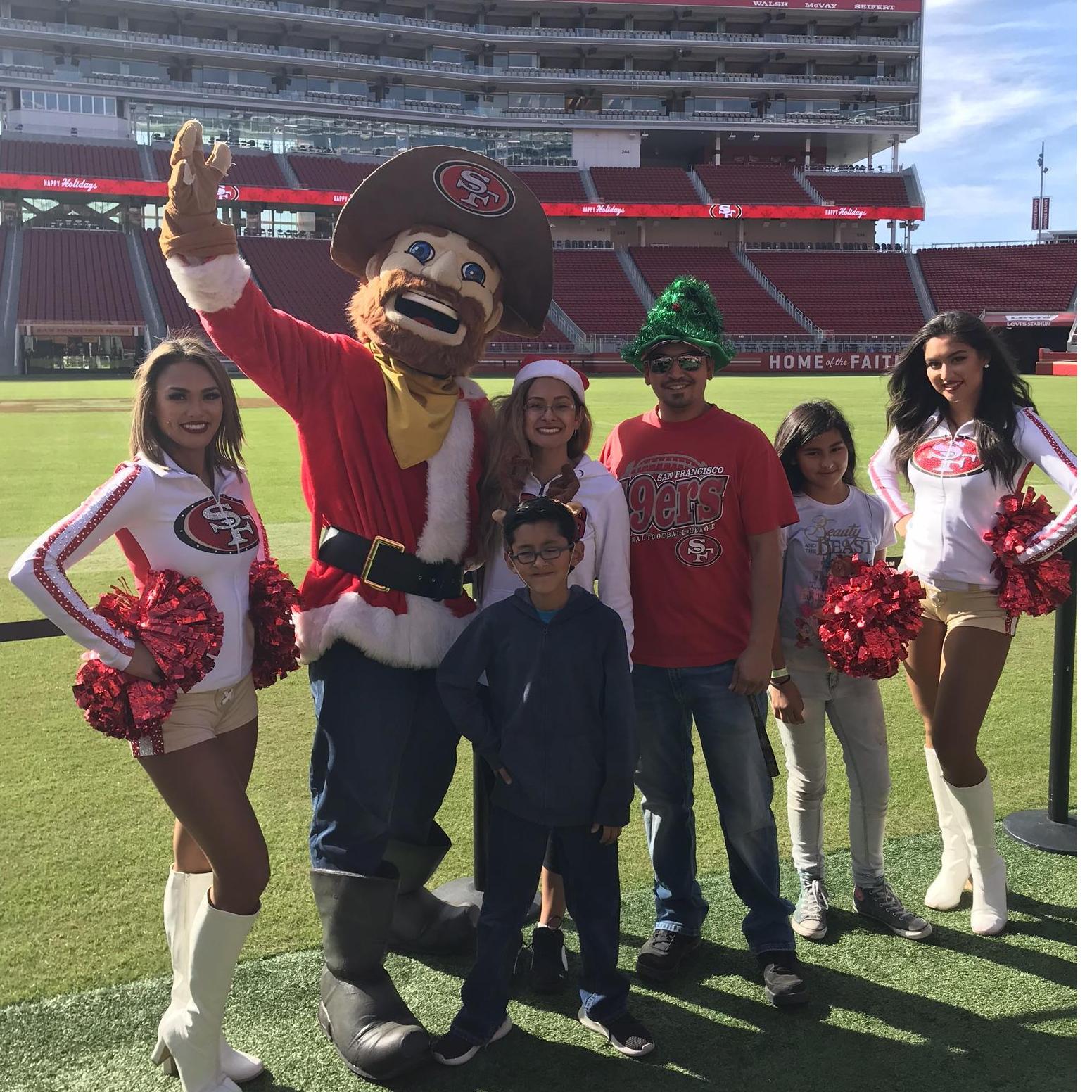 Beautiful day at Levi Stadium 🏟 🏈 ❤️💛