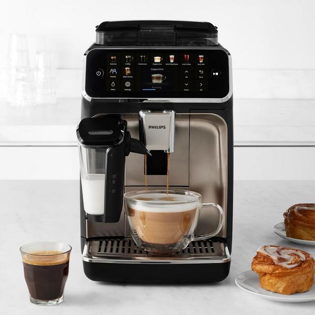 Philips 5500 Fully Automatic Espresso Machine with LatteGo & Iced Coffee, Black