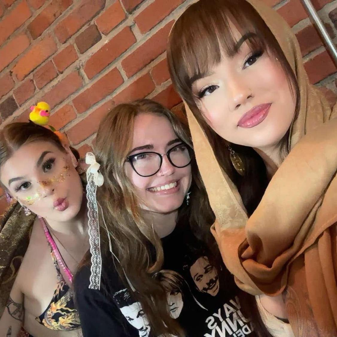 Pictured (Left to Right) : Meg, Ciearra, Genevieve ✨💫🫶🏻🍾💕💐