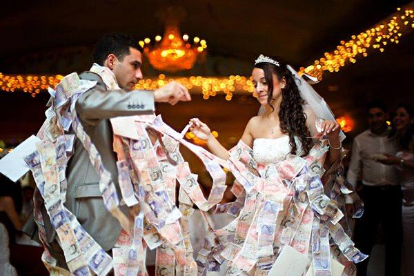 El baile del dinero es una tradición en la que los invitados se turnan para bailar con los novios. Los invitados fijan dinero en la ropa de los novios a cambio de un momento para bailar con ellos.