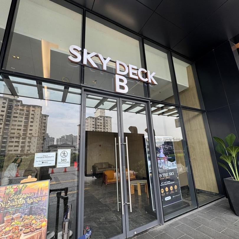 W in The Sky Entrance - There will be Event Staff who will guide guests inside the building and up the elevators.