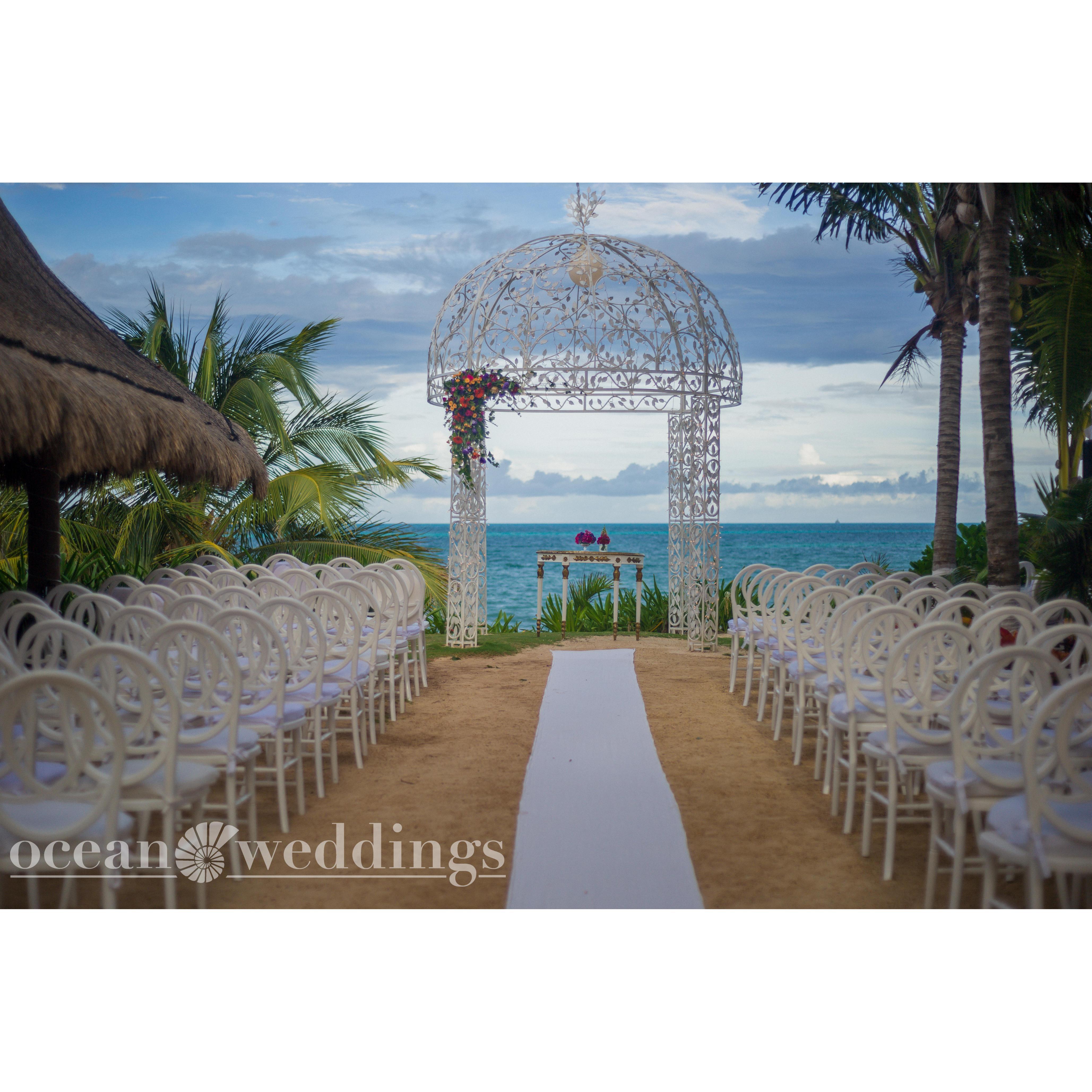 This is where the ceremony will take place. Donde vamos a tener la ceremonia.
