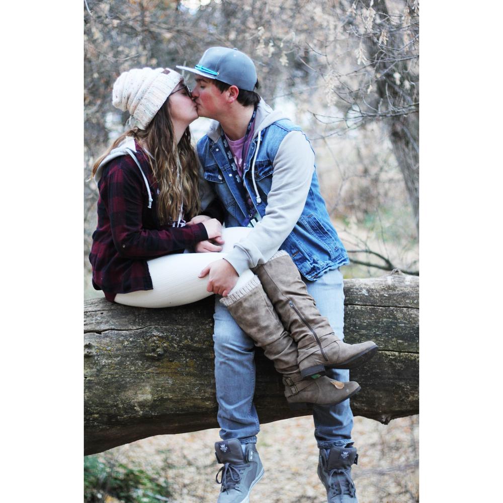 Lindsey Brown and Corbin Hall's Wedding Website, image size:1000x1000