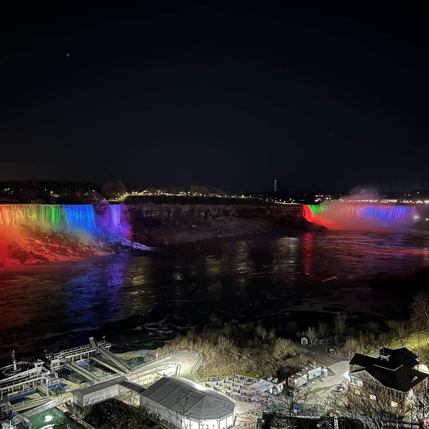 We took a trip to see Niagara Falls!